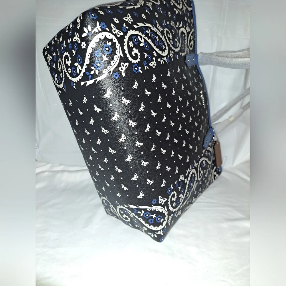 NWT🤍🖤💙🎀🎀 Coach Butterfly Bandana City Zip Tote